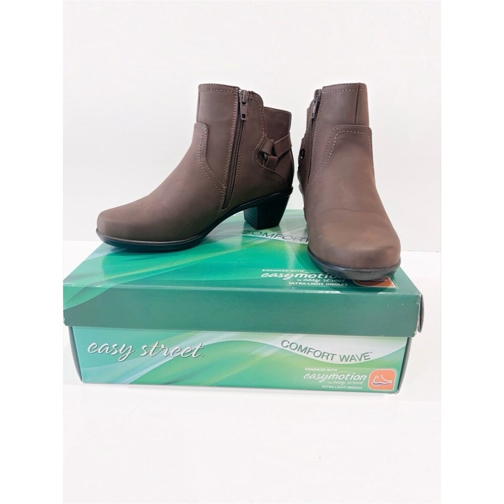 Easy Street Dawnta Ankle Boots Western Block Heel Side Zip Brown 6.5 Wide NEW